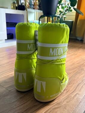 Brand new moon boots with tags